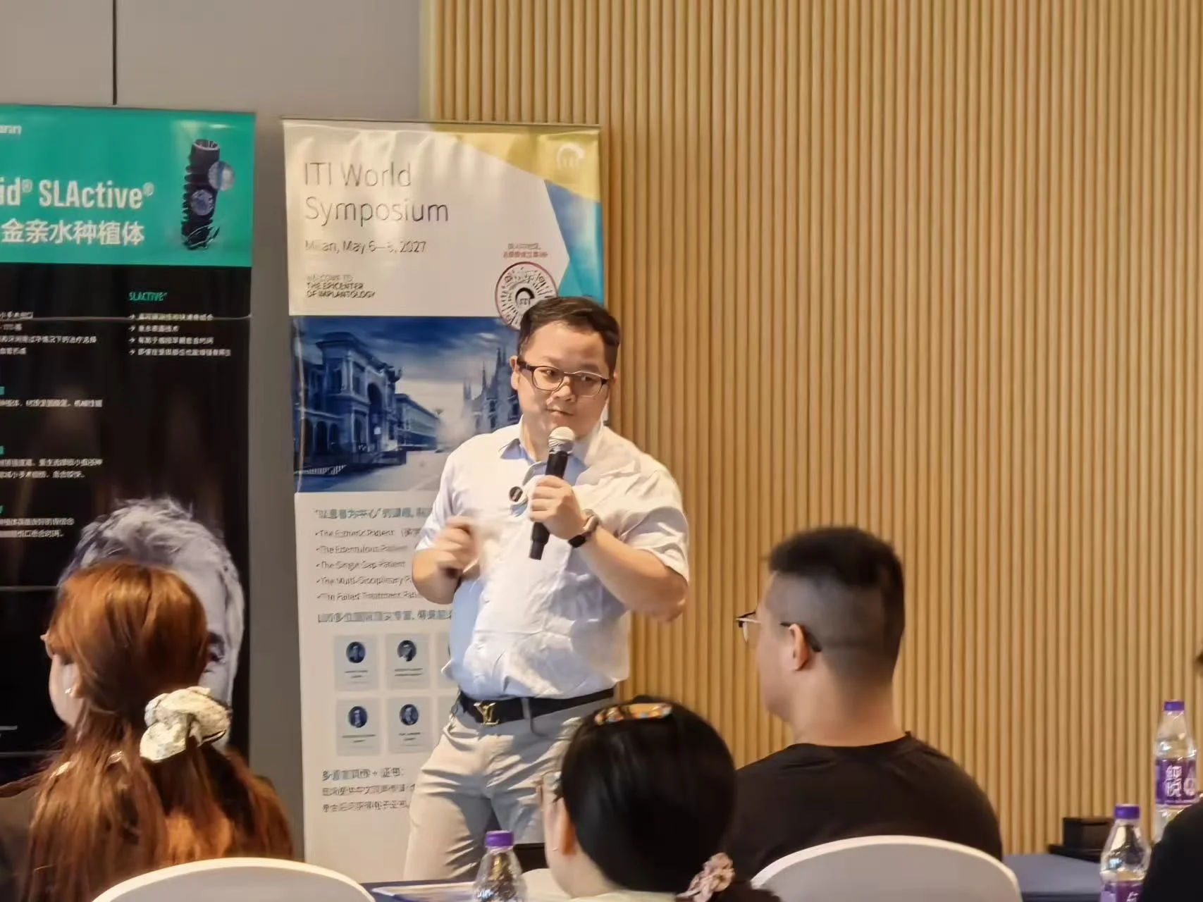 深度思考团队成员在口腔学术会议现场分享